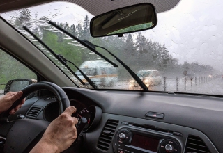 6 điều cần lưu ý khi lái ô tô dưới trời mưa